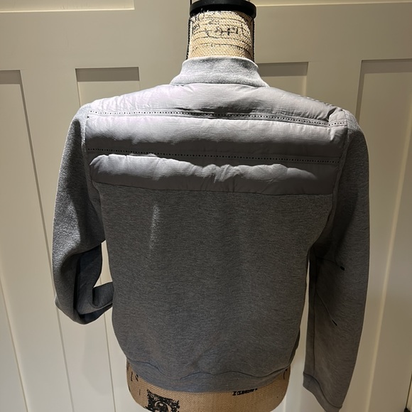 Cropped ladies Nike jacket. Size medium. Two internal and two external pockets. - Picture 4 of 6